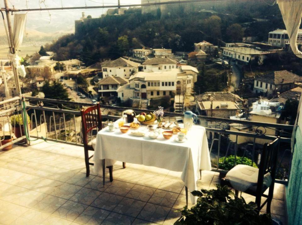 Gjirokastër Ruols Guesthouse מראה חיצוני תמונה