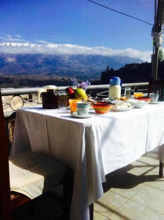 Gjirokastër Ruols Guesthouse מראה חיצוני תמונה