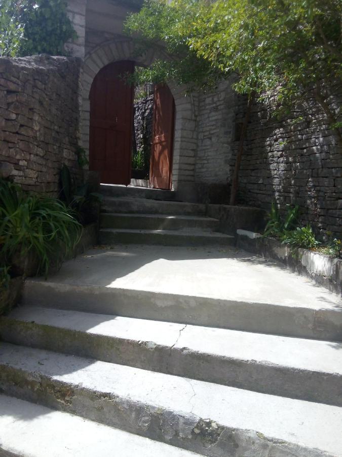 Gjirokastër Ruols Guesthouse מראה חיצוני תמונה